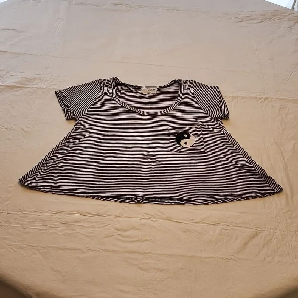LA HEARTS Striped Yin Yang Short Sleeve Tee - Black & White